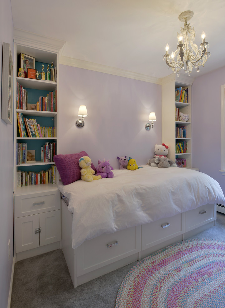 Inspiration för små klassiska sovrum, med lila väggar, heltäckningsmatta och grått golv