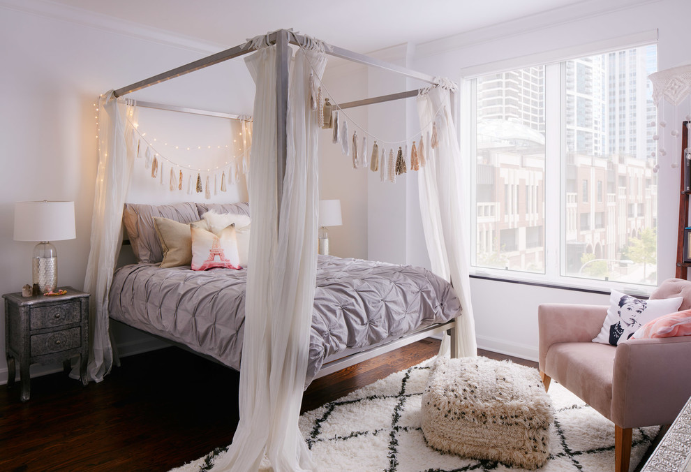 Стильный дизайн: спальня в стиле шебби-шик с белыми стенами и темным паркетным полом - последний тренд