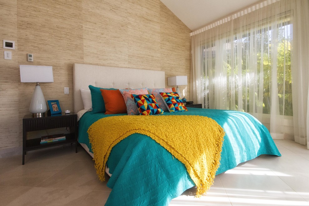 バンクーバーにある広いコンテンポラリースタイルのおしゃれな主寝室 (ベージュの壁、セラミックタイルの床、暖炉なし) のレイアウト