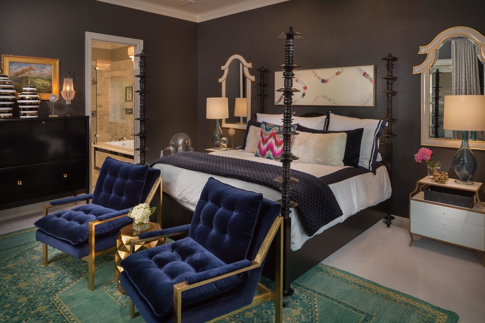 Klassisches Hauptschlafzimmer mit schwarzer Wandfarbe und Teppichboden in Austin