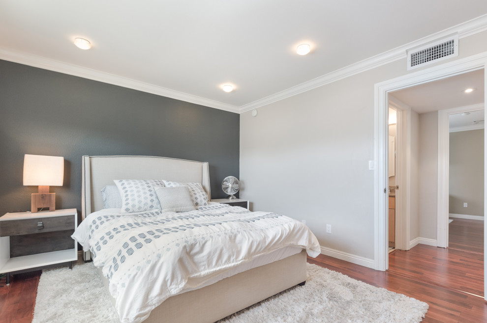 Kleines Eklektisches Gästezimmer ohne Kamin mit beiger Wandfarbe, Laminat und braunem Boden in Los Angeles