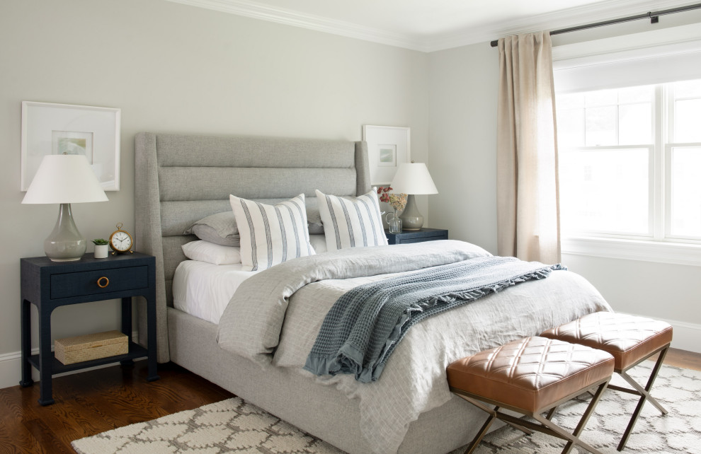 Klassisches Schlafzimmer ohne Kamin mit grauer Wandfarbe und braunem Holzboden in Boston