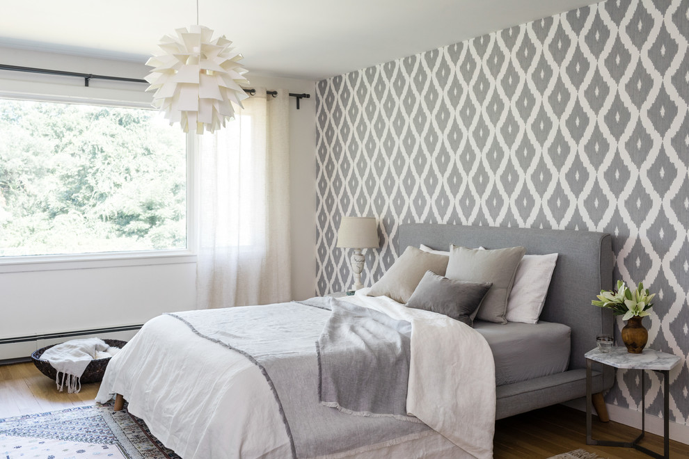 Diseño de dormitorio tradicional renovado con paredes blancas, suelo de madera en tonos medios y suelo marrón