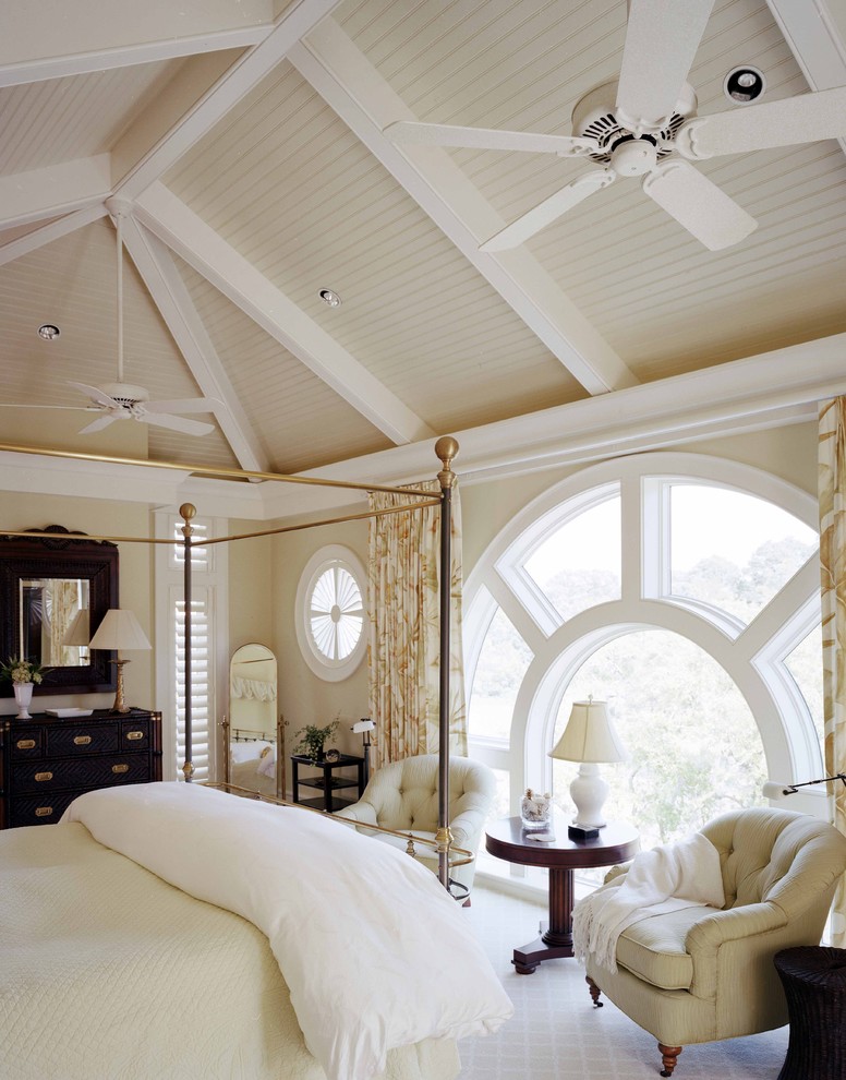 Идея дизайна: большая гостевая спальня (комната для гостей) в классическом стиле с бежевыми стенами и ковровым покрытием