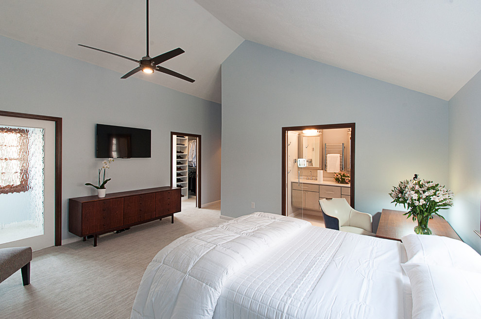 Aménagement d'une chambre avec un mur bleu, une cheminée standard et un manteau de cheminée en brique.