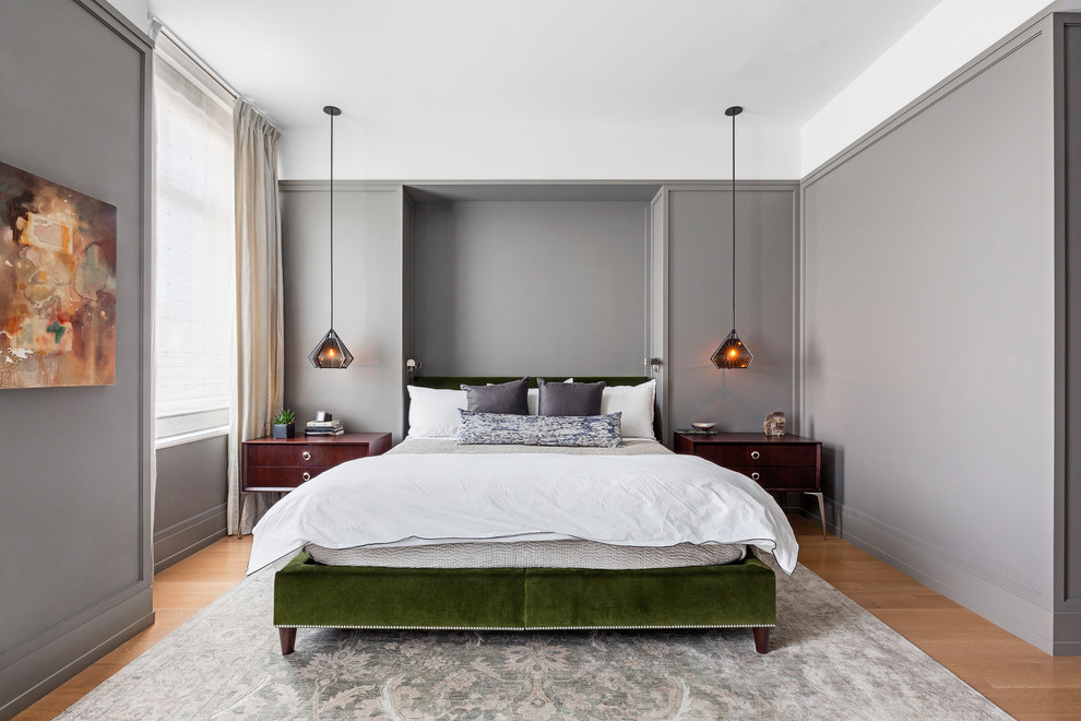 Ejemplo de dormitorio principal contemporáneo con paredes grises, suelo de madera clara y suelo beige