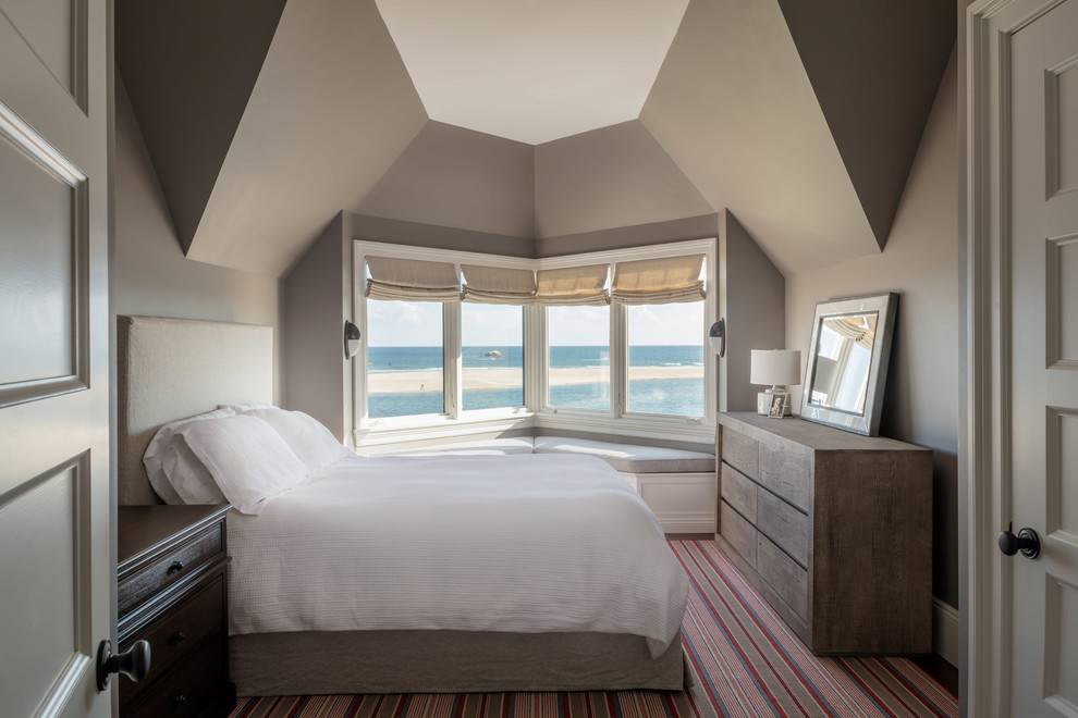 Modelo de habitación de invitados marinera de tamaño medio con paredes grises, suelo de madera oscura y suelo marrón