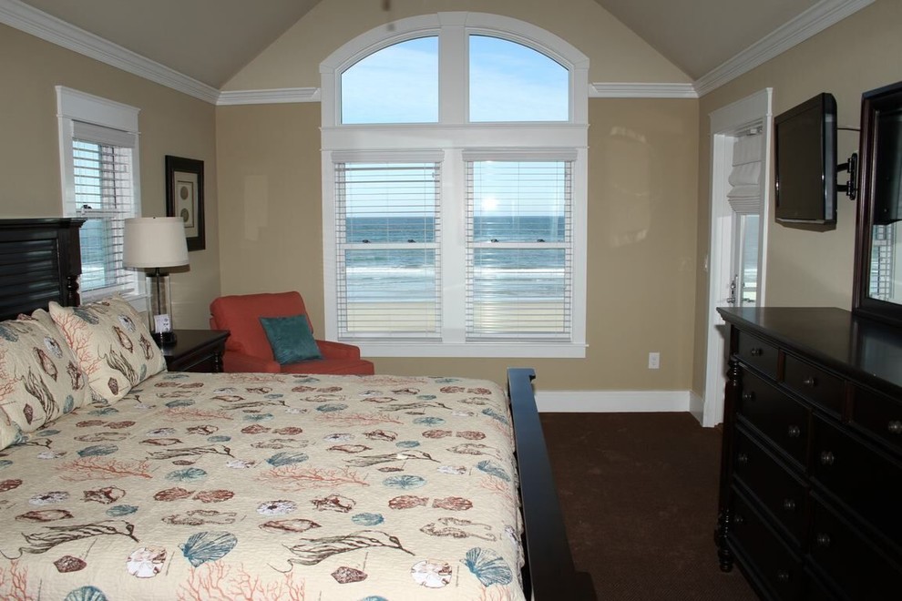 На фото: гостевая спальня среднего размера, (комната для гостей) в морском стиле с бежевыми стенами и ковровым покрытием без камина