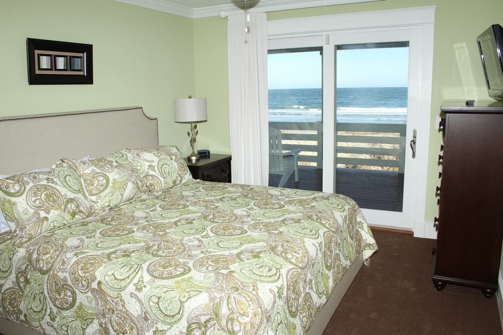 На фото: гостевая спальня среднего размера, (комната для гостей) в морском стиле с зелеными стенами и ковровым покрытием без камина с