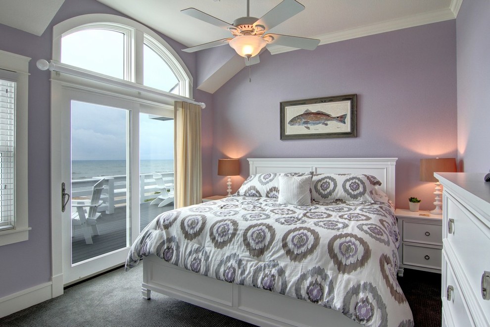 Modelo de habitación de invitados marinera de tamaño medio sin chimenea con paredes púrpuras y moqueta