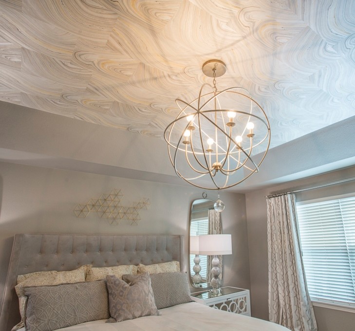 Diseño de dormitorio principal tradicional renovado de tamaño medio con paredes grises, moqueta y suelo beige