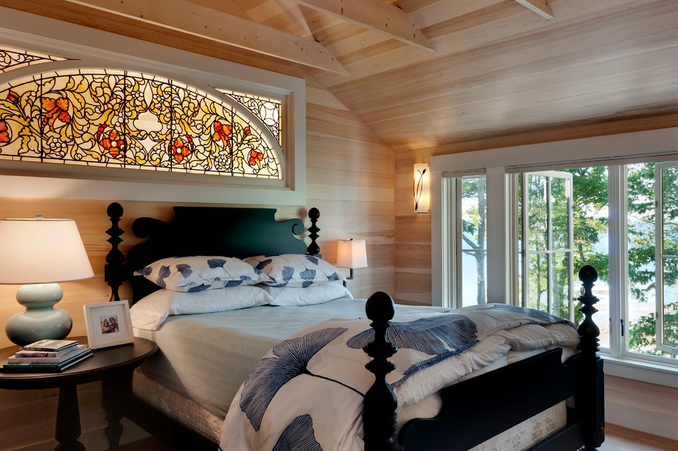 Ispirazione per una camera da letto costiera con pareti beige