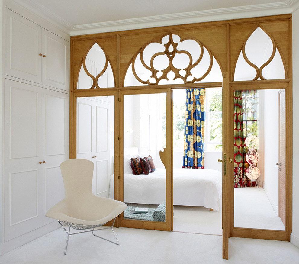 Свежая идея для дизайна: спальня в стиле фьюжн с белыми стенами и белым полом - отличное фото интерьера