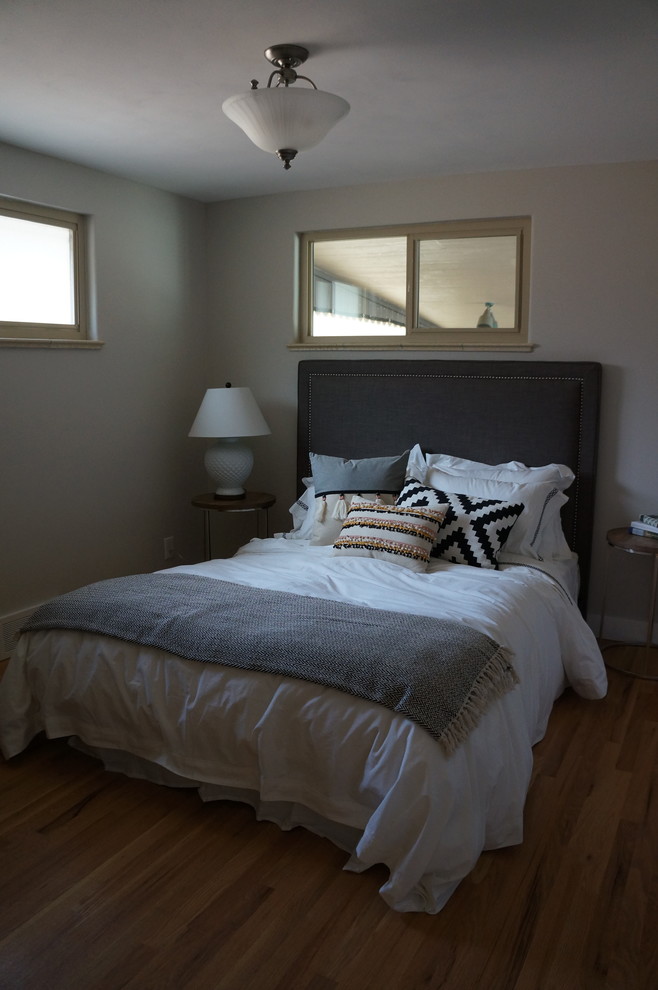 Foto de habitación de invitados clásica renovada pequeña con paredes grises, suelo de madera en tonos medios y suelo marrón