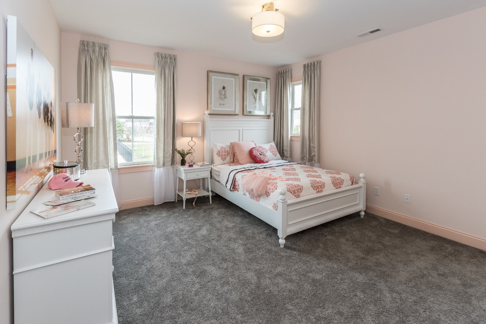 Ispirazione per un'ampia camera degli ospiti minimal con pareti rosa, moquette e pavimento grigio
