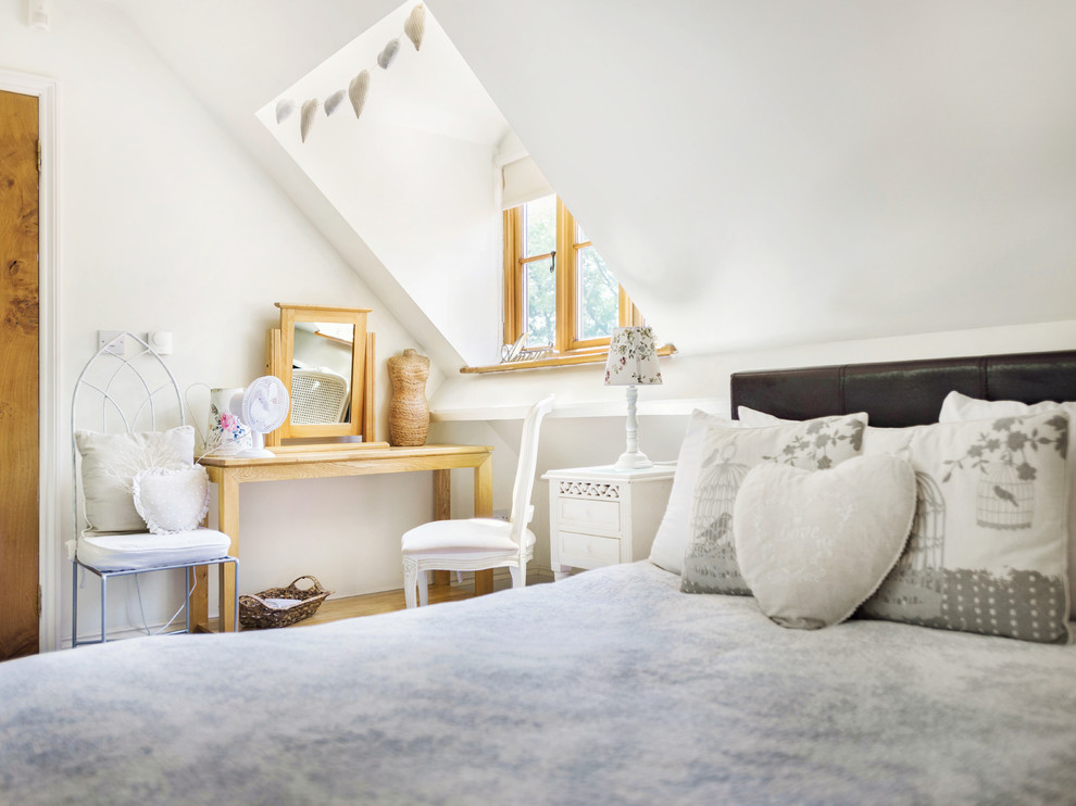 Foto på ett litet lantligt sovrum, med vita väggar