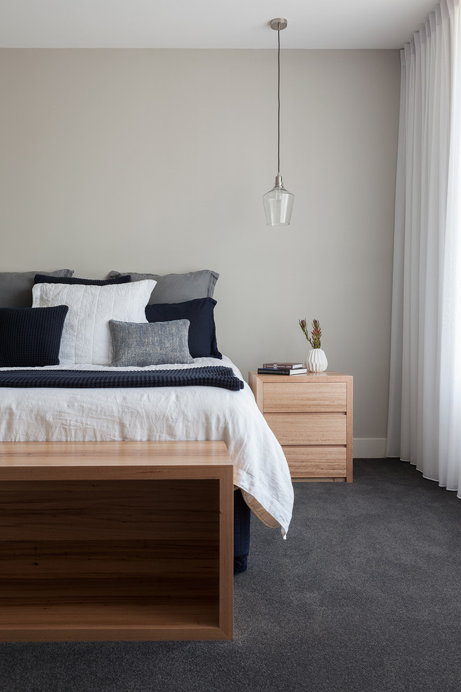 Réalisation d'une chambre minimaliste de taille moyenne avec un mur gris.