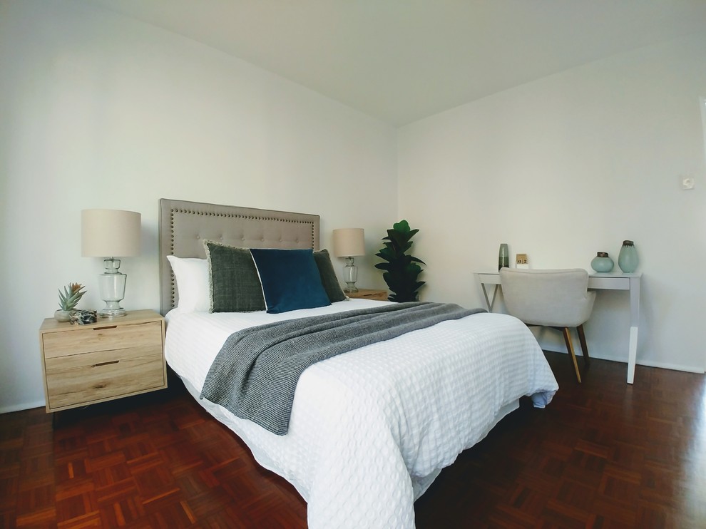 Modernes Schlafzimmer mit weißer Wandfarbe, dunklem Holzboden und braunem Boden in Sydney