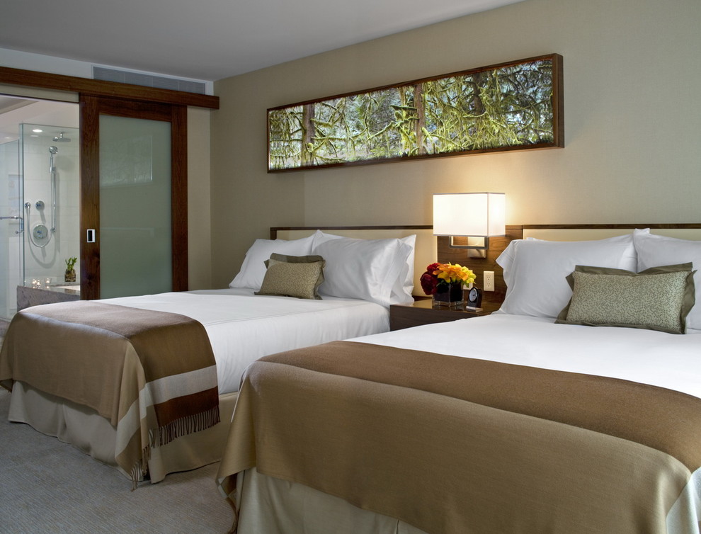 Свежая идея для дизайна: гостевая спальня (комната для гостей), среднего размера в современном стиле с бежевыми стенами и ковровым покрытием - отличное фото интерьера