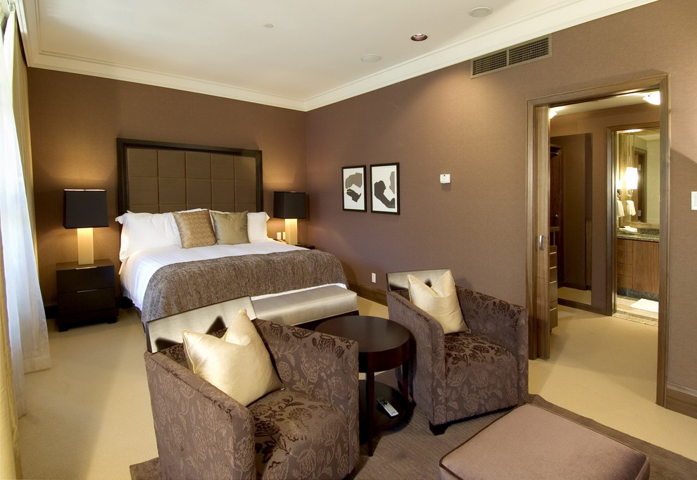 Foto di una camera da letto contemporanea con pareti marroni