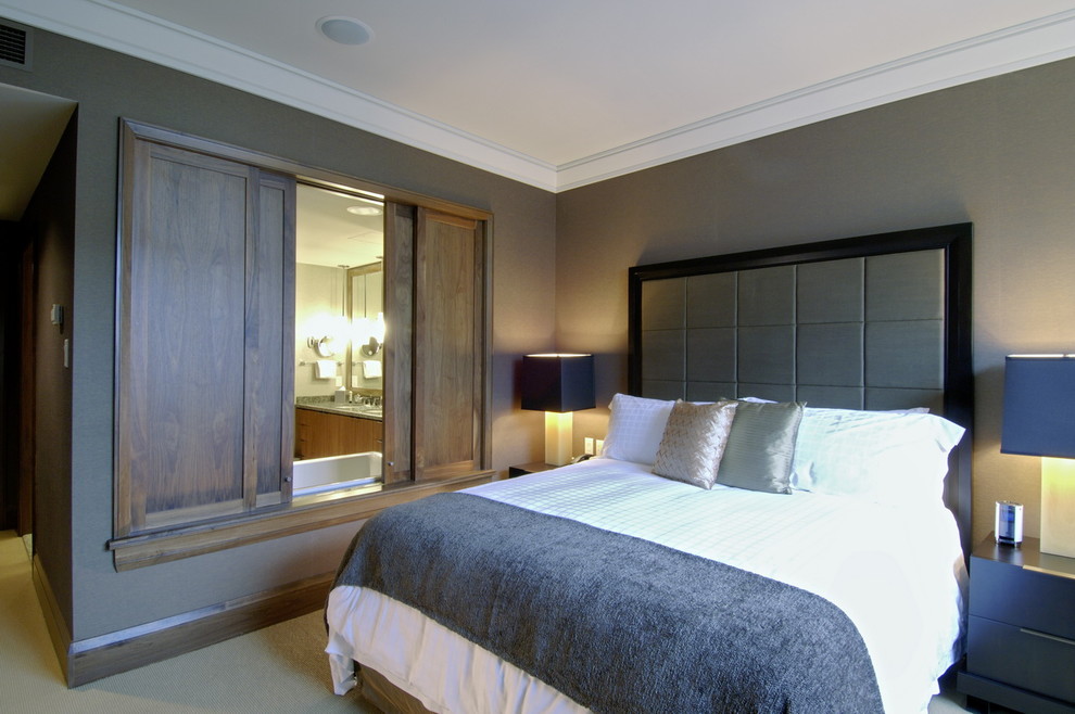 Пример оригинального дизайна: спальня в современном стиле с серыми стенами