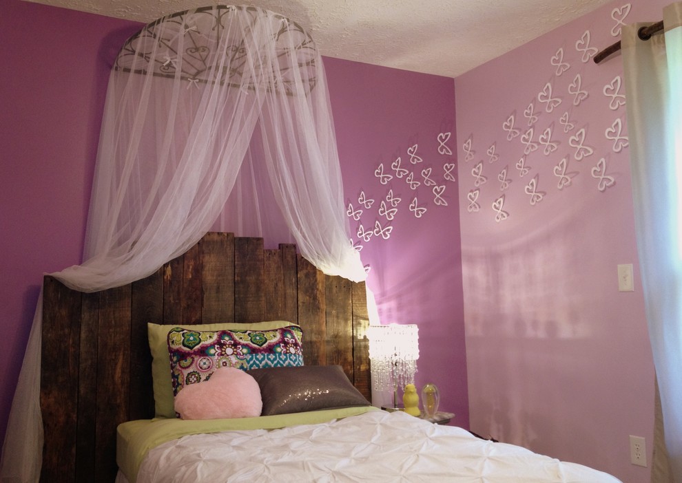 Foto de dormitorio clásico renovado de tamaño medio con paredes púrpuras y moqueta