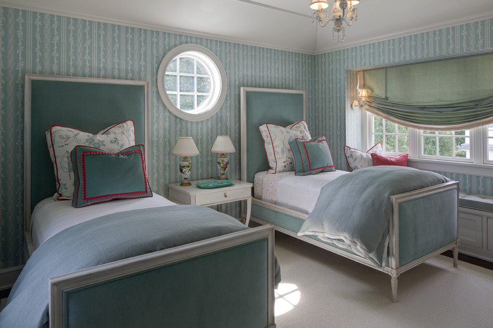 Стильный дизайн: спальня в классическом стиле с синими стенами - последний тренд