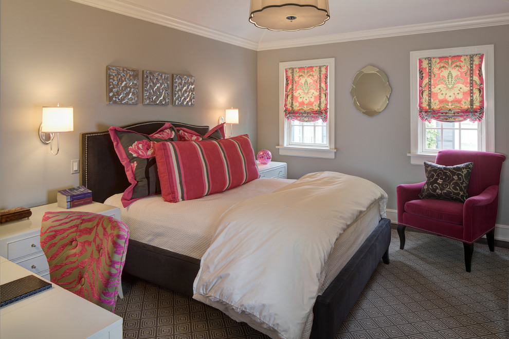 Стильный дизайн: спальня в классическом стиле с серыми стенами - последний тренд