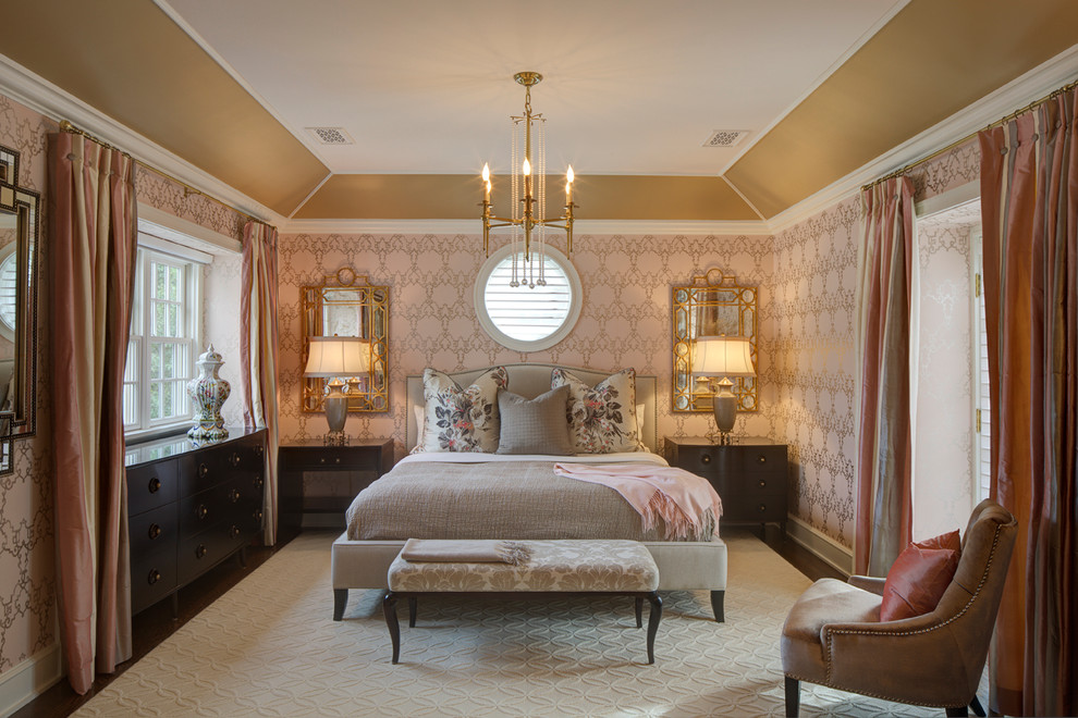 Klassisk inredning av ett sovrum, med rosa väggar