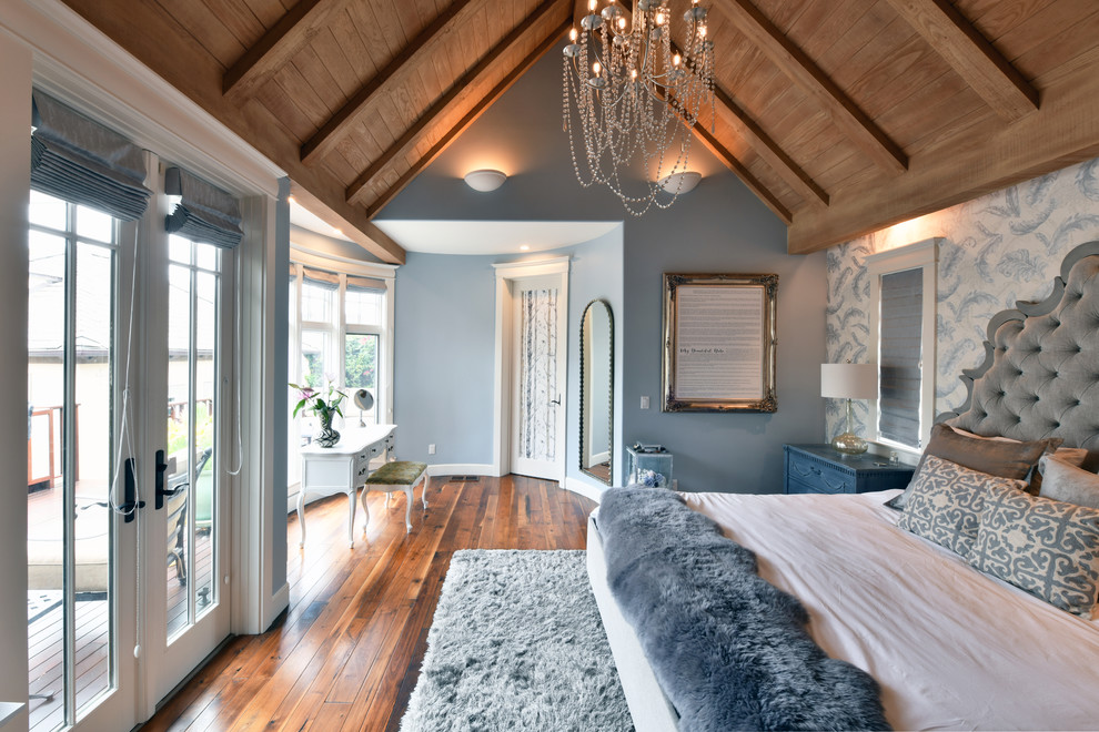 Diseño de dormitorio principal clásico con paredes azules, suelo de madera oscura y suelo marrón