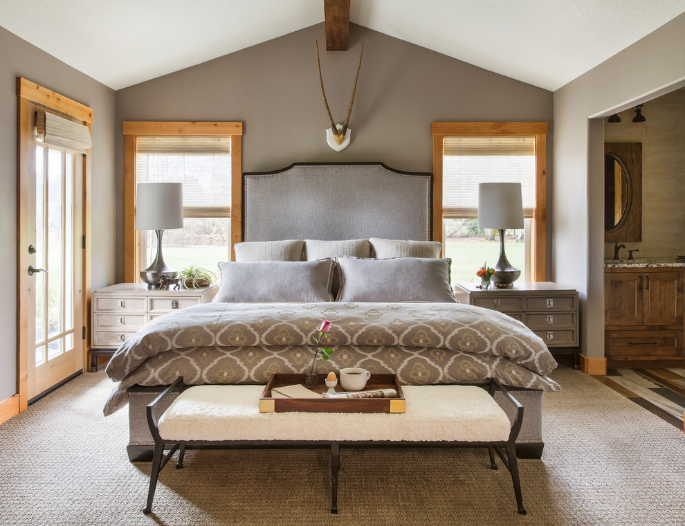Пример оригинального дизайна: хозяйская спальня среднего размера в стиле неоклассика (современная классика) с серыми стенами и ковровым покрытием без камина