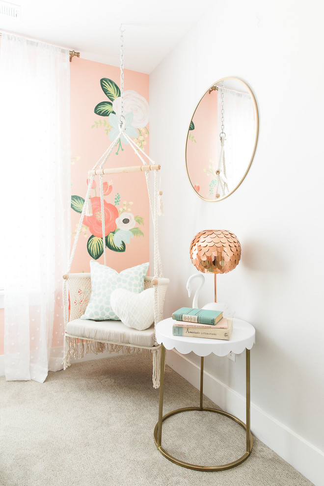 На фото: спальня среднего размера в скандинавском стиле с розовыми стенами с