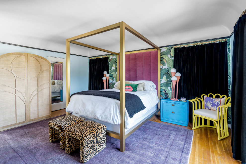 Стильный дизайн: хозяйская спальня среднего размера в стиле фьюжн с разноцветными стенами, паркетным полом среднего тона и обоями на стенах без камина - последний тренд