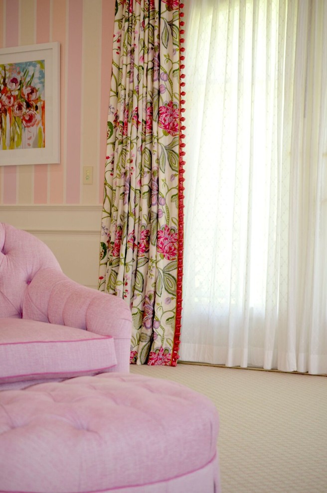 Bild på ett mellanstort vintage gästrum, med rosa väggar, heltäckningsmatta och beiget golv
