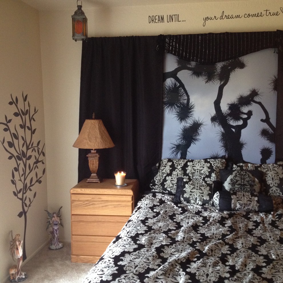 Exemple d'une petite chambre éclectique avec un mur beige.
