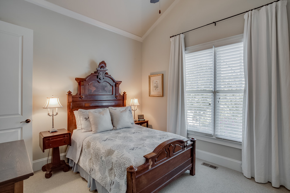 Ejemplo de habitación de invitados bohemia de tamaño medio con paredes blancas, moqueta y suelo beige