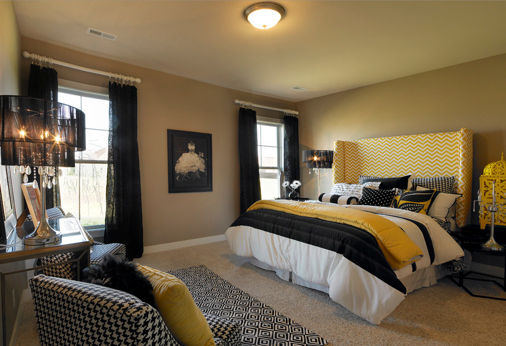 Стильный дизайн: хозяйская спальня среднего размера с бежевыми стенами и ковровым покрытием - последний тренд