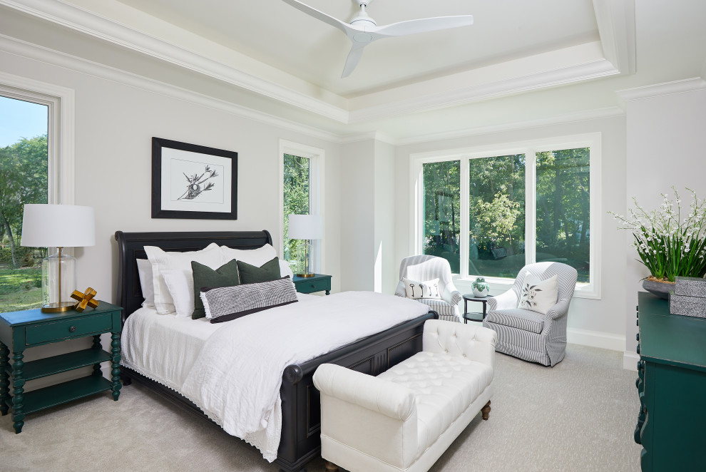 Ejemplo de dormitorio principal de estilo de casa de campo de tamaño medio con paredes blancas, moqueta, suelo gris y bandeja