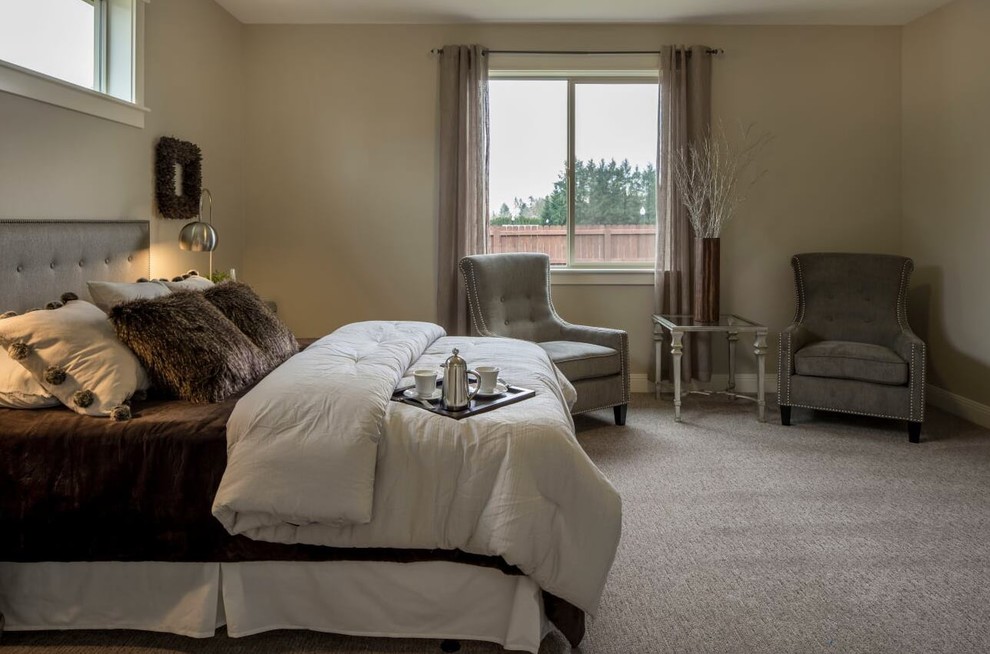 Diseño de habitación de invitados contemporánea pequeña sin chimenea con paredes beige, moqueta y suelo beige