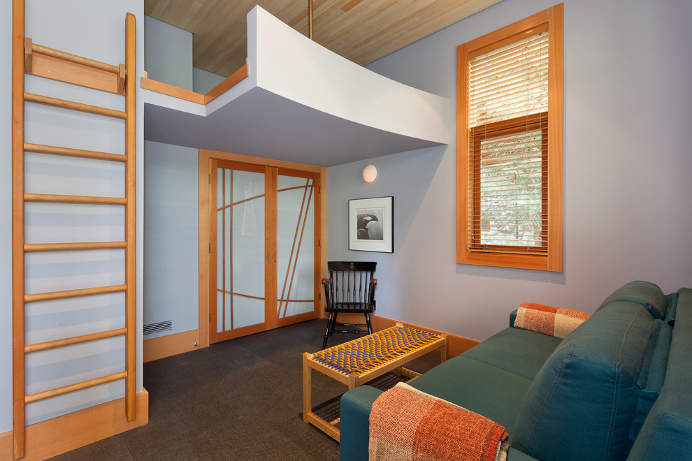 Foto de habitación de invitados minimalista de tamaño medio sin chimenea con paredes grises, moqueta y suelo gris