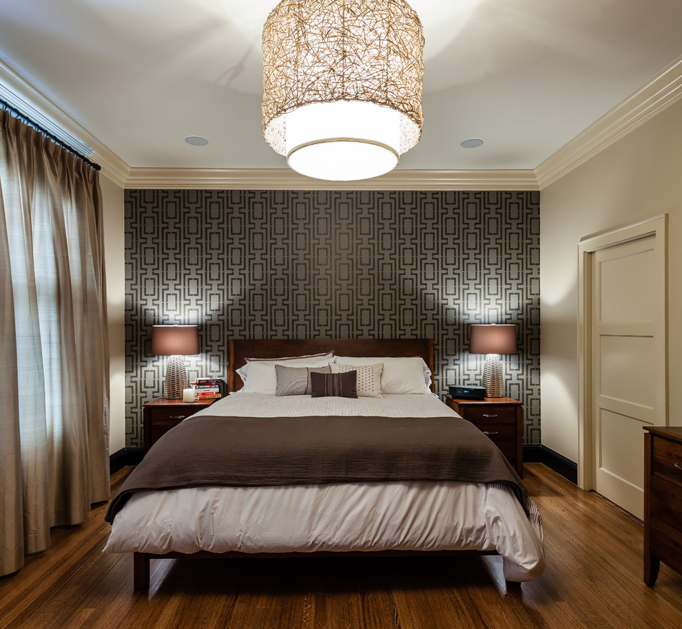 Diseño de dormitorio principal tradicional renovado de tamaño medio sin chimenea con paredes multicolor y suelo de madera oscura