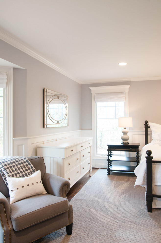 Idée de décoration pour une chambre parentale minimaliste avec un mur gris et parquet foncé.