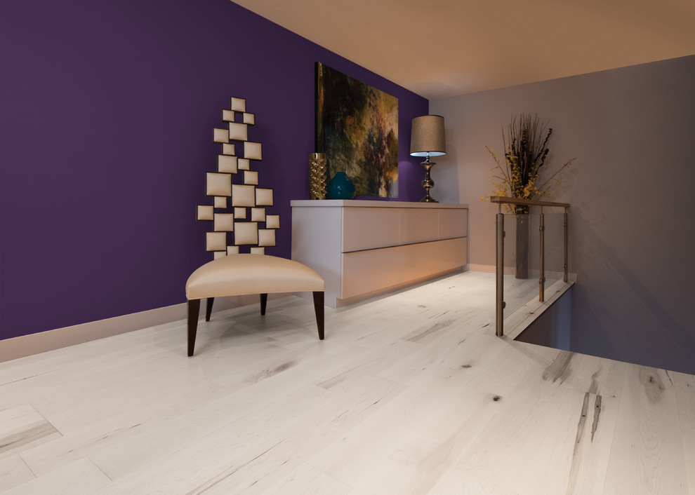 Cette photo montre une chambre mansardée ou avec mezzanine moderne de taille moyenne avec un mur violet, parquet clair, aucune cheminée et un sol beige.