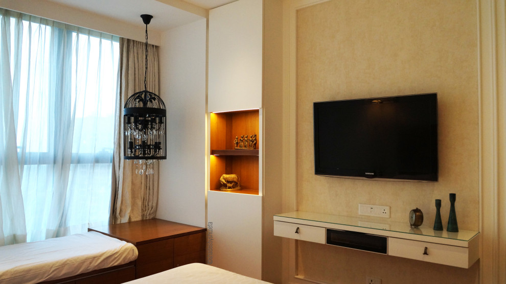 Design ideas for a classic bedroom in Mumbai.