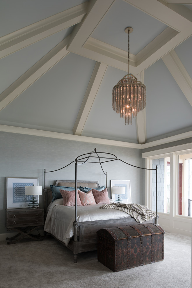 Ejemplo de dormitorio principal tradicional grande sin chimenea con paredes azules, moqueta y suelo gris