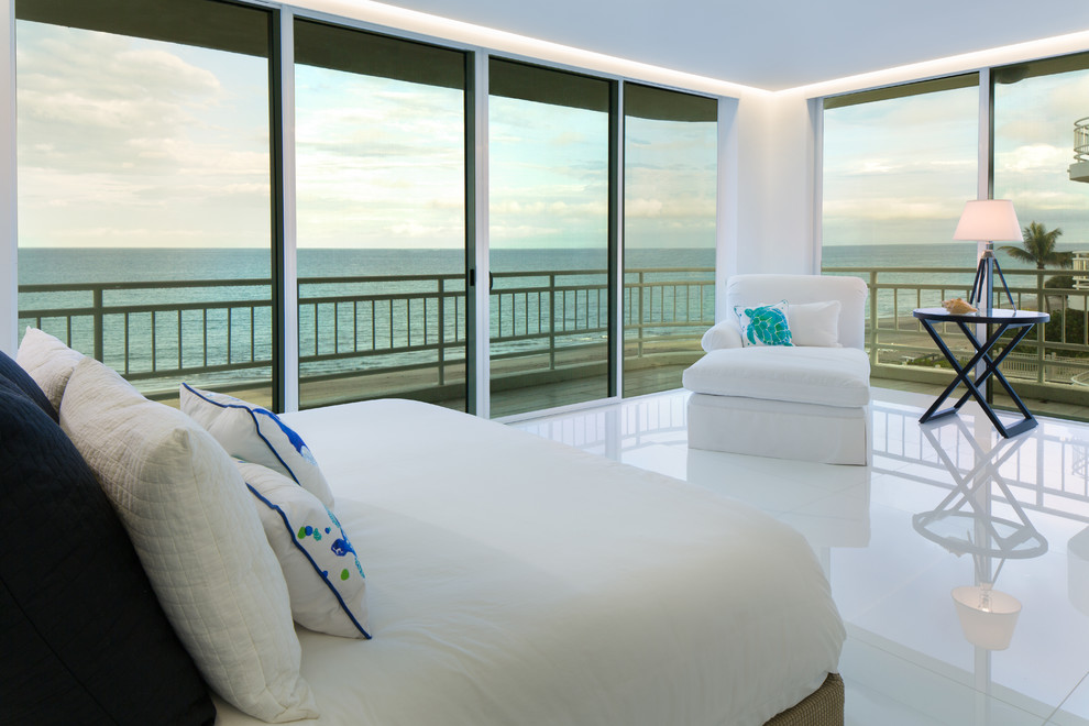 Imagen de dormitorio principal minimalista grande sin chimenea con paredes blancas y suelo blanco