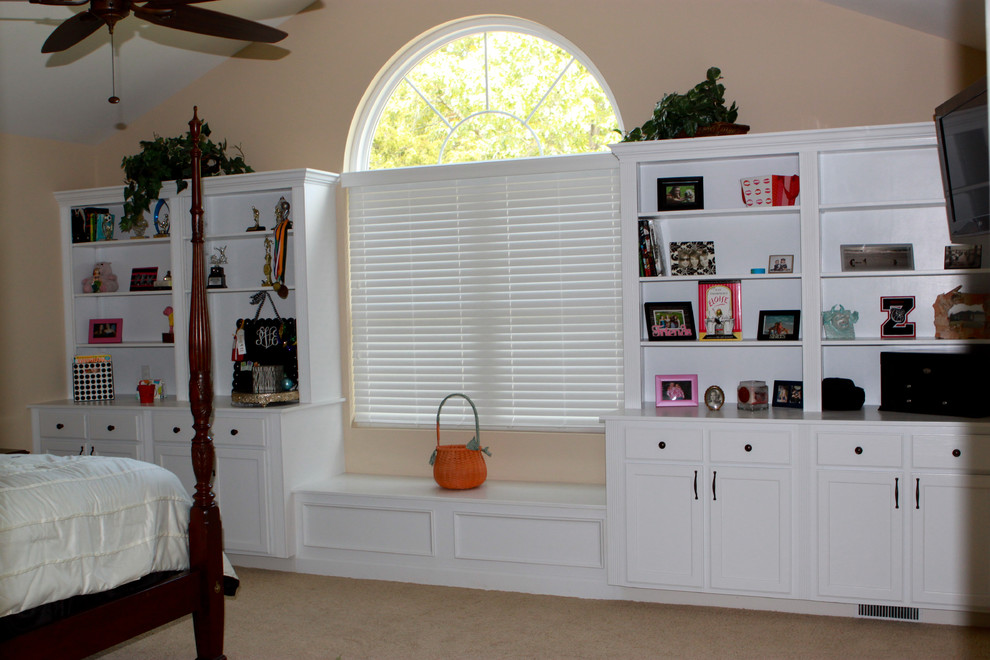 Example of an arts and crafts bedroom design in St Louis