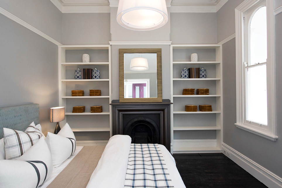 Идея дизайна: гостевая спальня среднего размера, (комната для гостей) в стиле неоклассика (современная классика) с серыми стенами, ковровым покрытием и горизонтальным камином