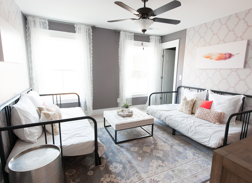 Klassisches Gästezimmer mit grauer Wandfarbe und Teppichboden in Charleston