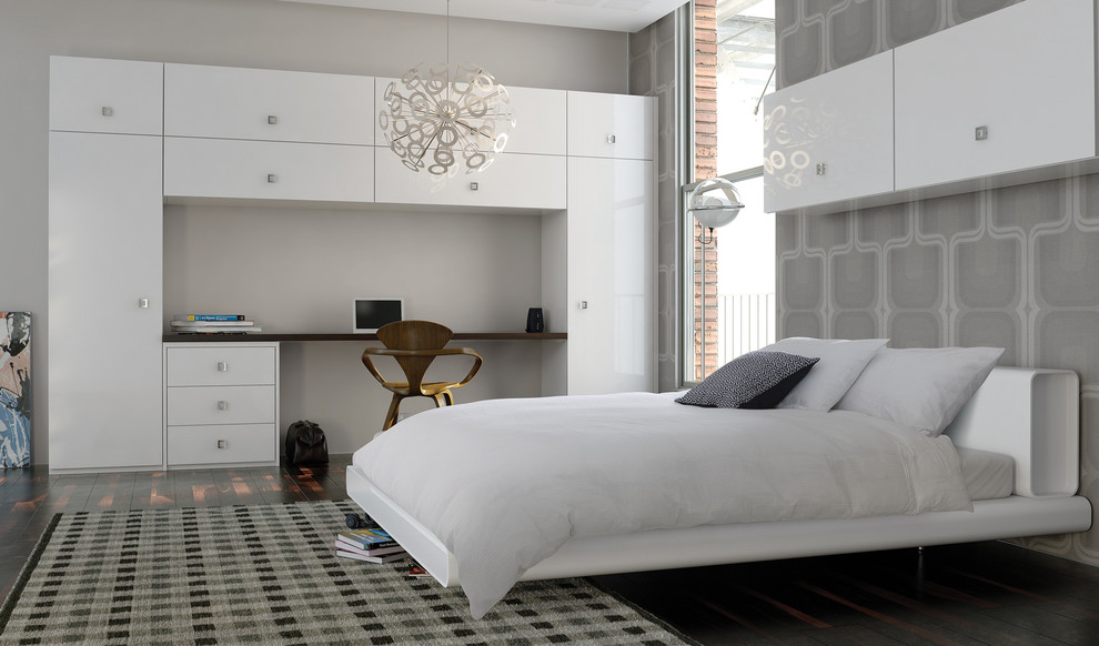 На фото: хозяйская спальня среднего размера в скандинавском стиле с серыми стенами и темным паркетным полом